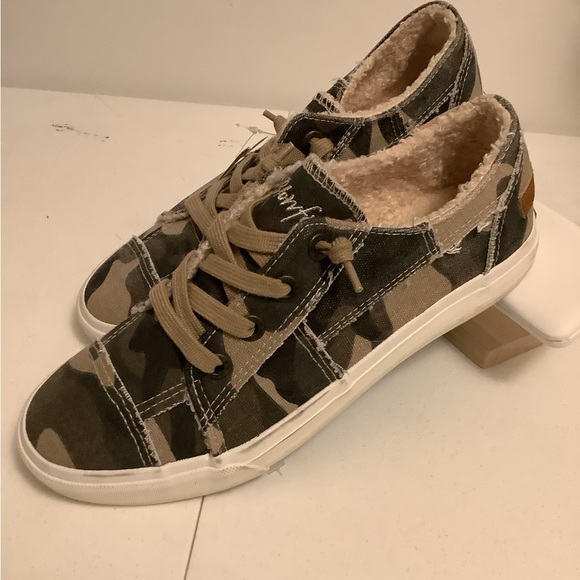 Blowfish Camouflage Sneakers with Faux Fur Lining - Picture 3 of 3